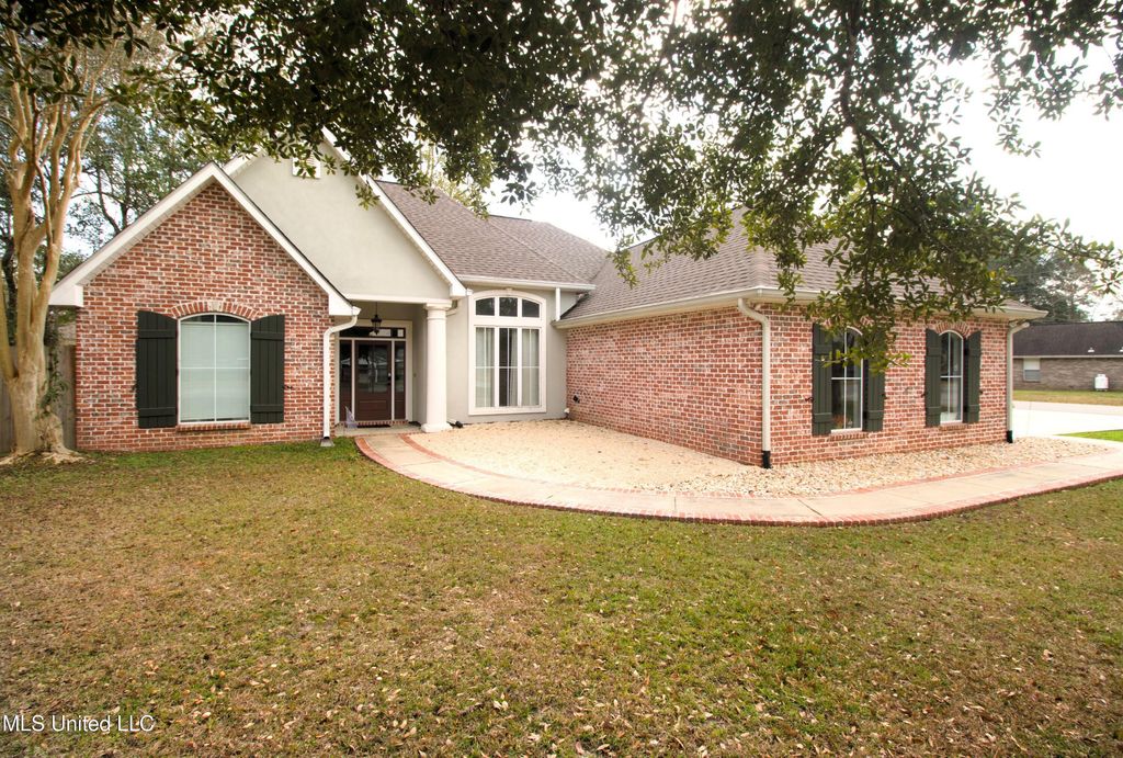 72683 N Diamondhead Drive, Diamondhead, MS 39525