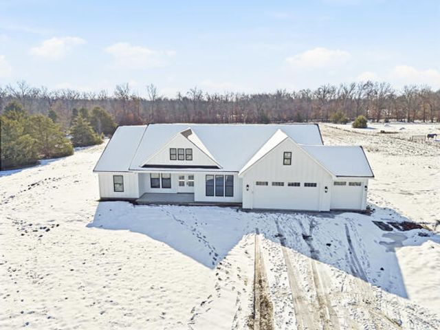 10750 E ROBERTS LN, Centralia, MO 65240