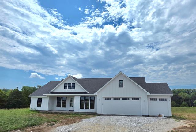 10750 E ROBERTS LN, Centralia, MO 65240