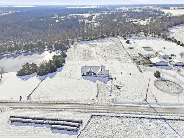 10750 E ROBERTS LN, Centralia, MO 65240