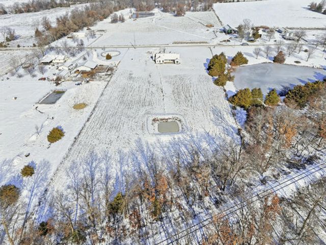 10750 E ROBERTS LN, Centralia, MO 65240