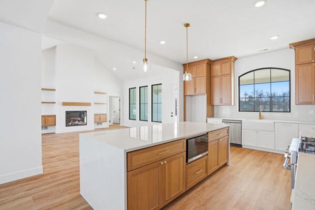 10750 E ROBERTS LN, Centralia, MO 65240