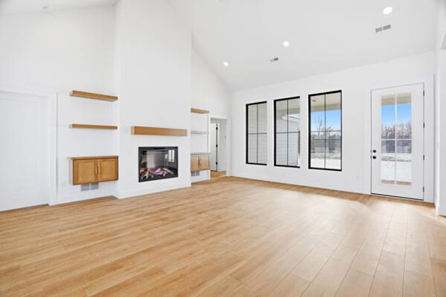 10750 E ROBERTS LN, Centralia, MO 65240