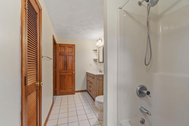 895 Wellman Avenue 895, Chelmsford, MA 01863
