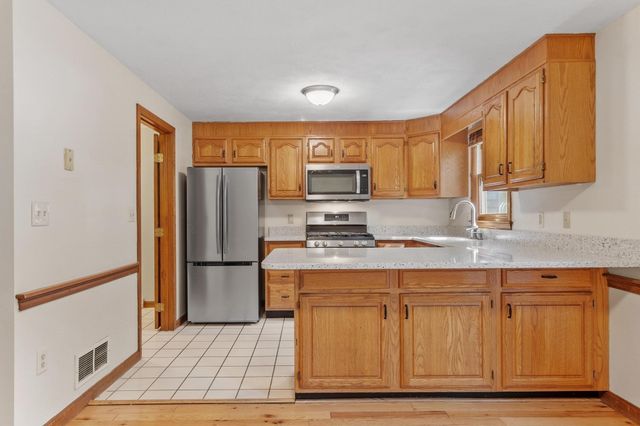 895 Wellman Avenue 895, Chelmsford, MA 01863