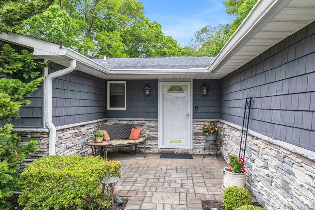 15 Bluff Circle, Hauppauge, NY 11788