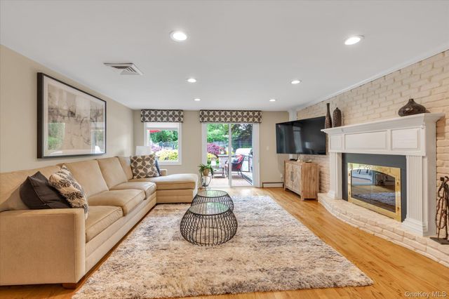 15 Bluff Circle, Hauppauge, NY 11788