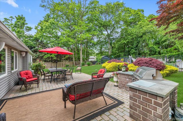 15 Bluff Circle, Hauppauge, NY 11788