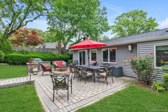 15 Bluff Circle, Hauppauge, NY 11788