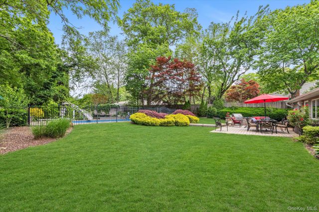 15 Bluff Circle, Hauppauge, NY 11788