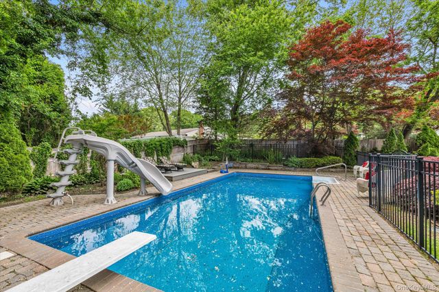 15 Bluff Circle, Hauppauge, NY 11788