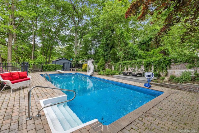 15 Bluff Circle, Hauppauge, NY 11788