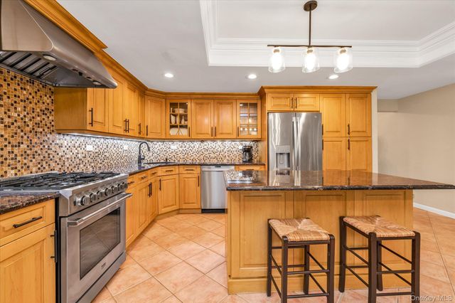 15 Bluff Circle, Hauppauge, NY 11788