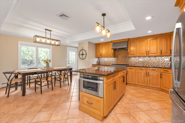 15 Bluff Circle, Hauppauge, NY 11788