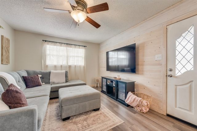 222 Meadow Lake Drive, Gun Barrel City, TX 75156