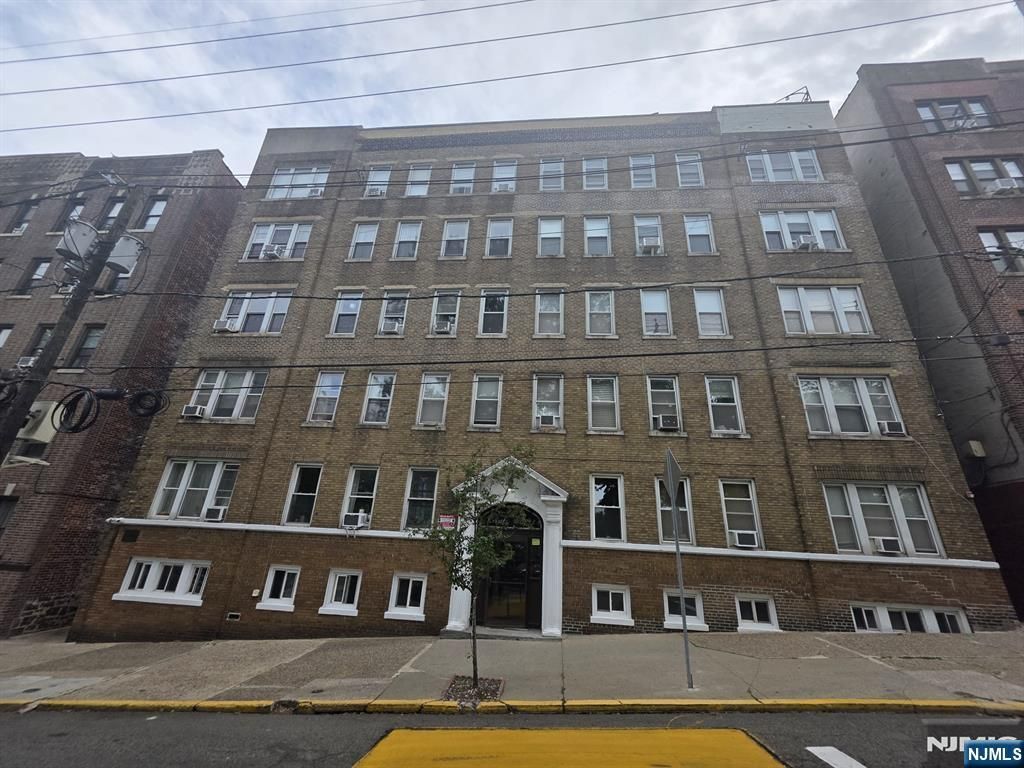 325 79th Street 21, North Bergen, NJ 07047