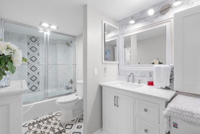 1147 Hillsboro Mile 214, Hillsboro Beach, FL 33062