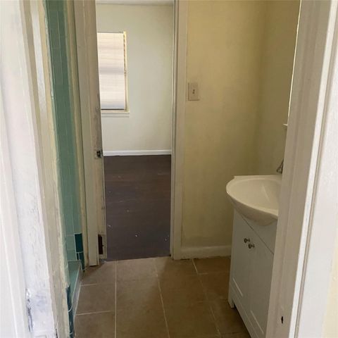 2212 63rd St, Galveston, TX 77551