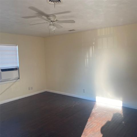 2212 63rd St, Galveston, TX 77551