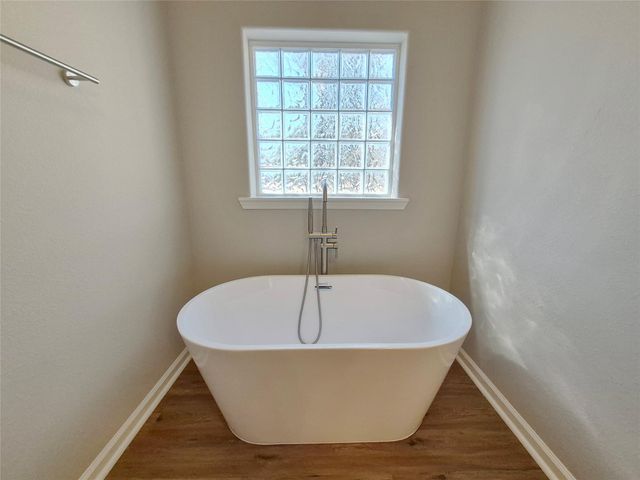 120 Leaning Oak Dr, Point Blank, TX 77364