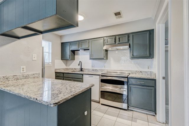 2904 S Fielder Road, Arlington, TX 76015
