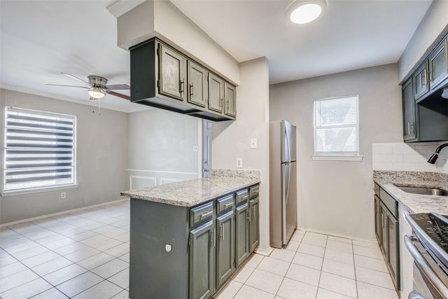 2904 S Fielder Road, Arlington, TX 76015