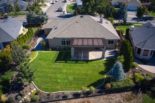 384 Robert Trent Jones Boulevard, Eagle Point, OR 97524