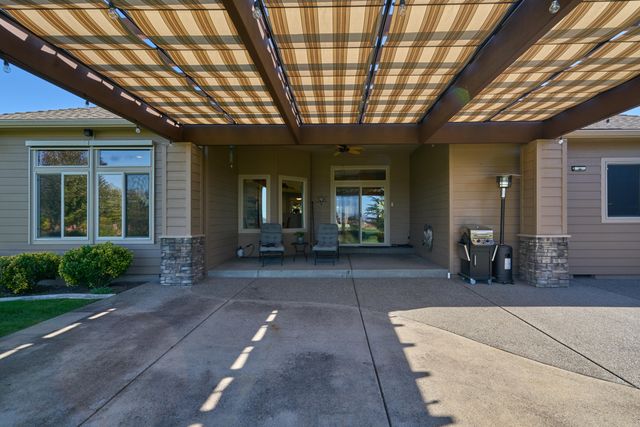 384 Robert Trent Jones Boulevard, Eagle Point, OR 97524