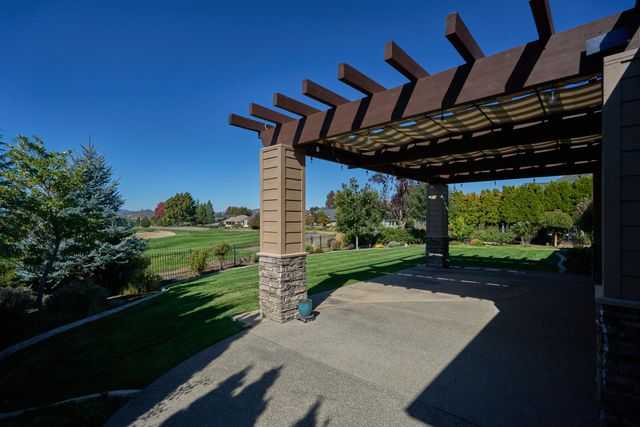 384 Robert Trent Jones Boulevard, Eagle Point, OR 97524