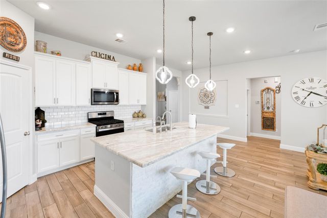 419 Barrios Bay Lane, La Porte, TX 77571
