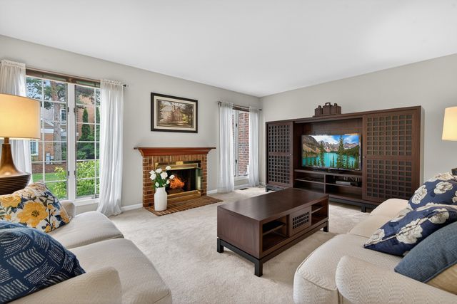 1393 W Shire Circle 2, Inverness, IL 60067