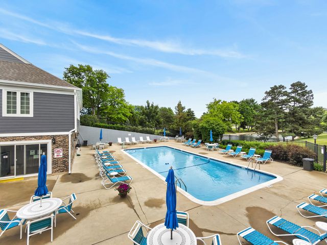 1393 W Shire Circle 2, Inverness, IL 60067