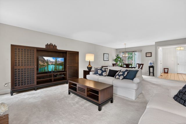 1393 W Shire Circle 2, Inverness, IL 60067