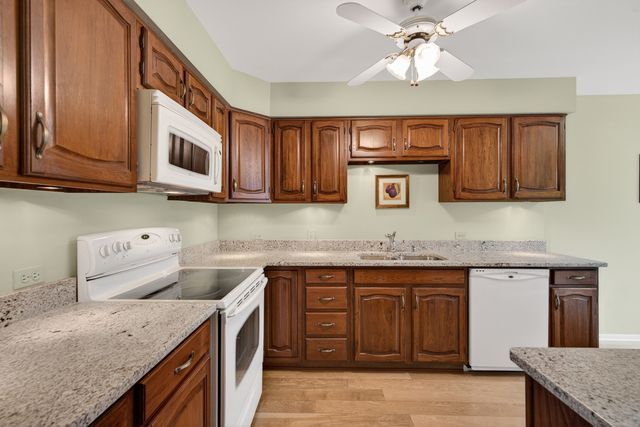 1393 W Shire Circle 2, Inverness, IL 60067