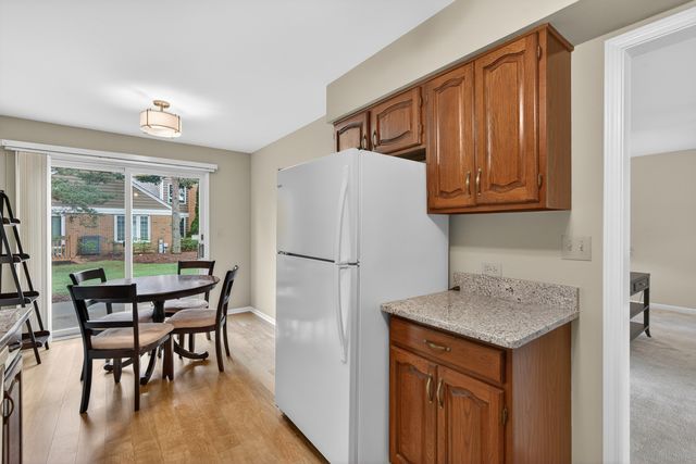 1393 W Shire Circle 2, Inverness, IL 60067