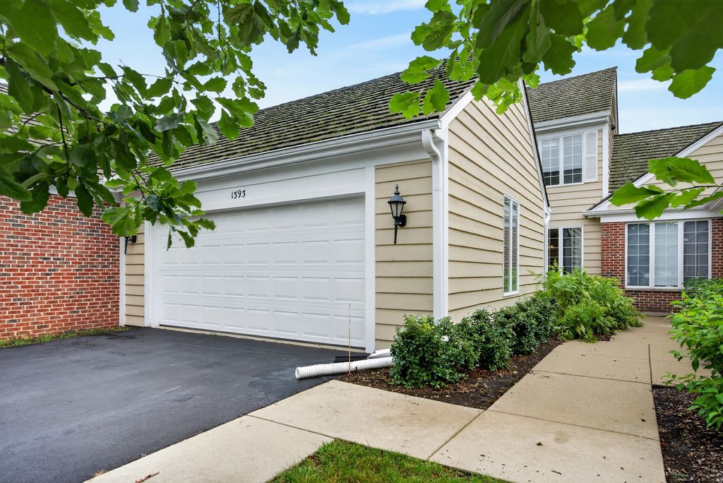 1393 W Shire Circle 2, Inverness, IL 60067