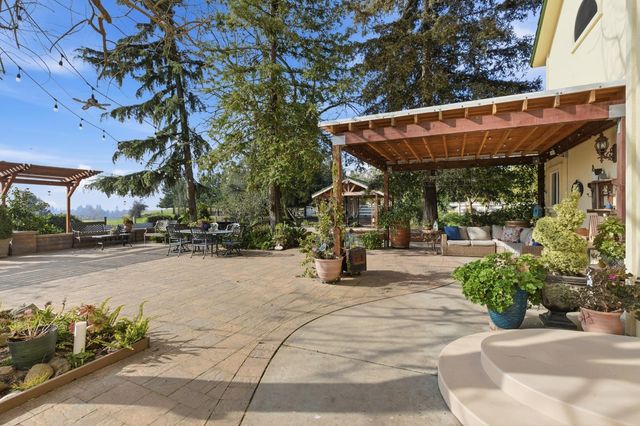 9901 Red Fox Dr, Oakdale, CA 95361