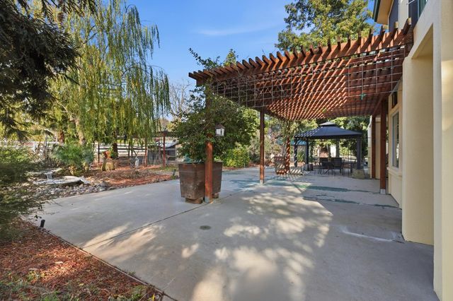 9901 Red Fox Dr, Oakdale, CA 95361
