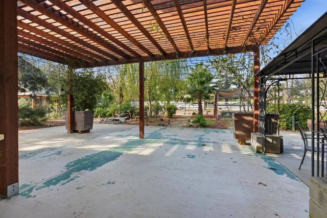 9901 Red Fox Dr, Oakdale, CA 95361