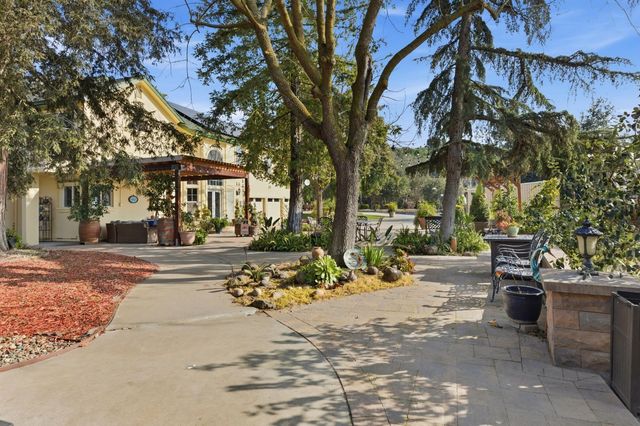 9901 Red Fox Dr, Oakdale, CA 95361