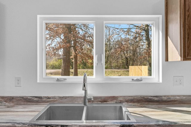 654 S Laurel Avenue, Springfield, MO 65802