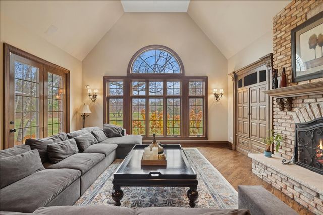 2041 Tremont Court, Libertyville, IL 60048