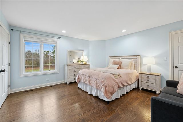 2041 Tremont Court, Libertyville, IL 60048