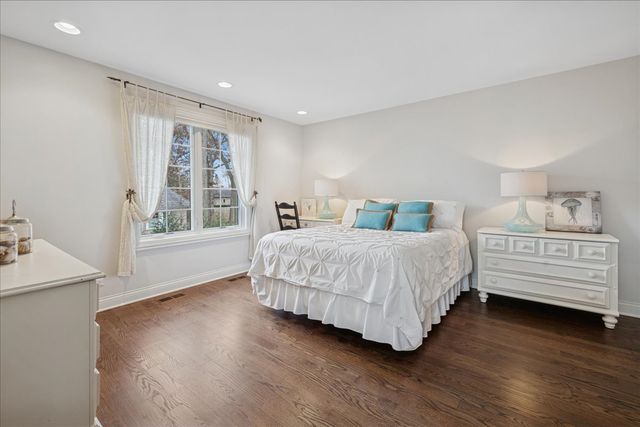 2041 Tremont Court, Libertyville, IL 60048