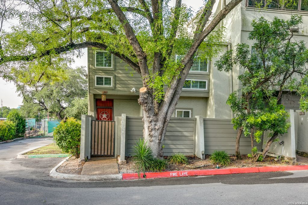 3102 Eisenhauer Rd Apt B20, San Antonio, TX 78209