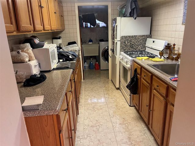 7736 76th Street, Glendale, NY 11385