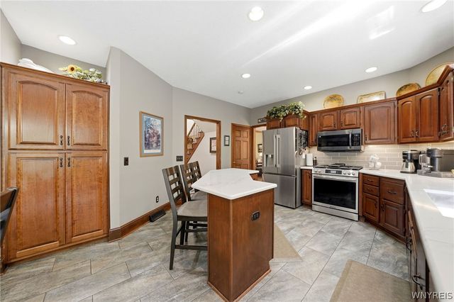 10585 Royal Oak Drive, Clarence, NY 14031