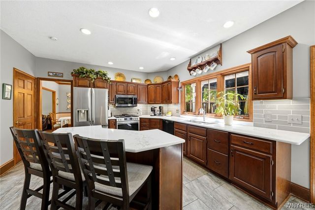 10585 Royal Oak Drive, Clarence, NY 14031