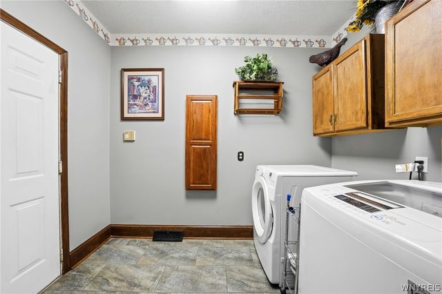 10585 Royal Oak Drive, Clarence, NY 14031