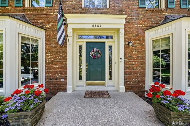 10585 Royal Oak Drive, Clarence, NY 14031